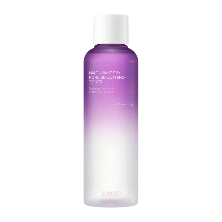 Produktbild von JUMISO Niacinamide 2+ Pore Smoothing Toner auf hellem Hintergrund. Die lila-weiße Flasche hebt den Fokus des Produkts auf Porenverfeinerung, einen ebenmäßigeren Hautton und die Verringerung der Sichtbarkeit dunkler Flecken hervor.