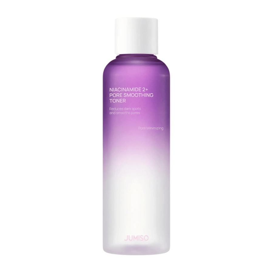 Produktbild von JUMISO Niacinamide 2+ Pore Smoothing Toner auf hellem Hintergrund. Die lila-weiße Flasche hebt den Fokus des Produkts auf Porenverfeinerung, einen ebenmäßigeren Hautton und die Verringerung der Sichtbarkeit dunkler Flecken hervor.