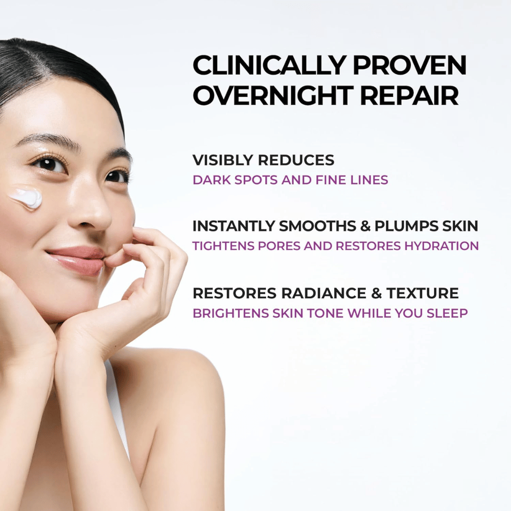 Modell trägt JUMISO Niacinamide 5+ Overnight Cream auf die Wange auf. Das Bild hebt die pflegenden Eigenschaften der Nachtcreme hervor, um den Glow, den Feuchtigkeitshaushalt und die Hautstruktur über Nacht zu verbessern.