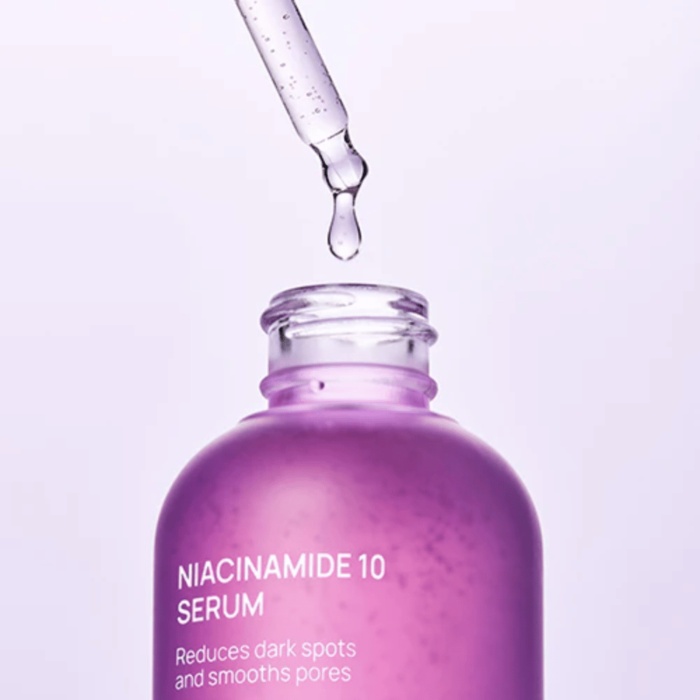 Nahaufnahme von Flasche und Pipette mit Jumiso Niacinamide 10 Serum. Transparenter Tropfen einer leichten Formel, die schnell in die Haut einzieht.