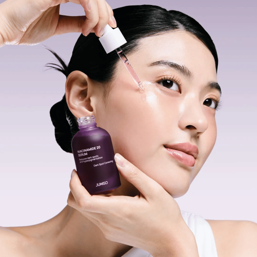 Frau trägt Jumiso Niacinamide 20 Serum auf – Strahlendes koreanisches Serum, das den Hautton ausgleicht und Pigmentflecken reduziert.