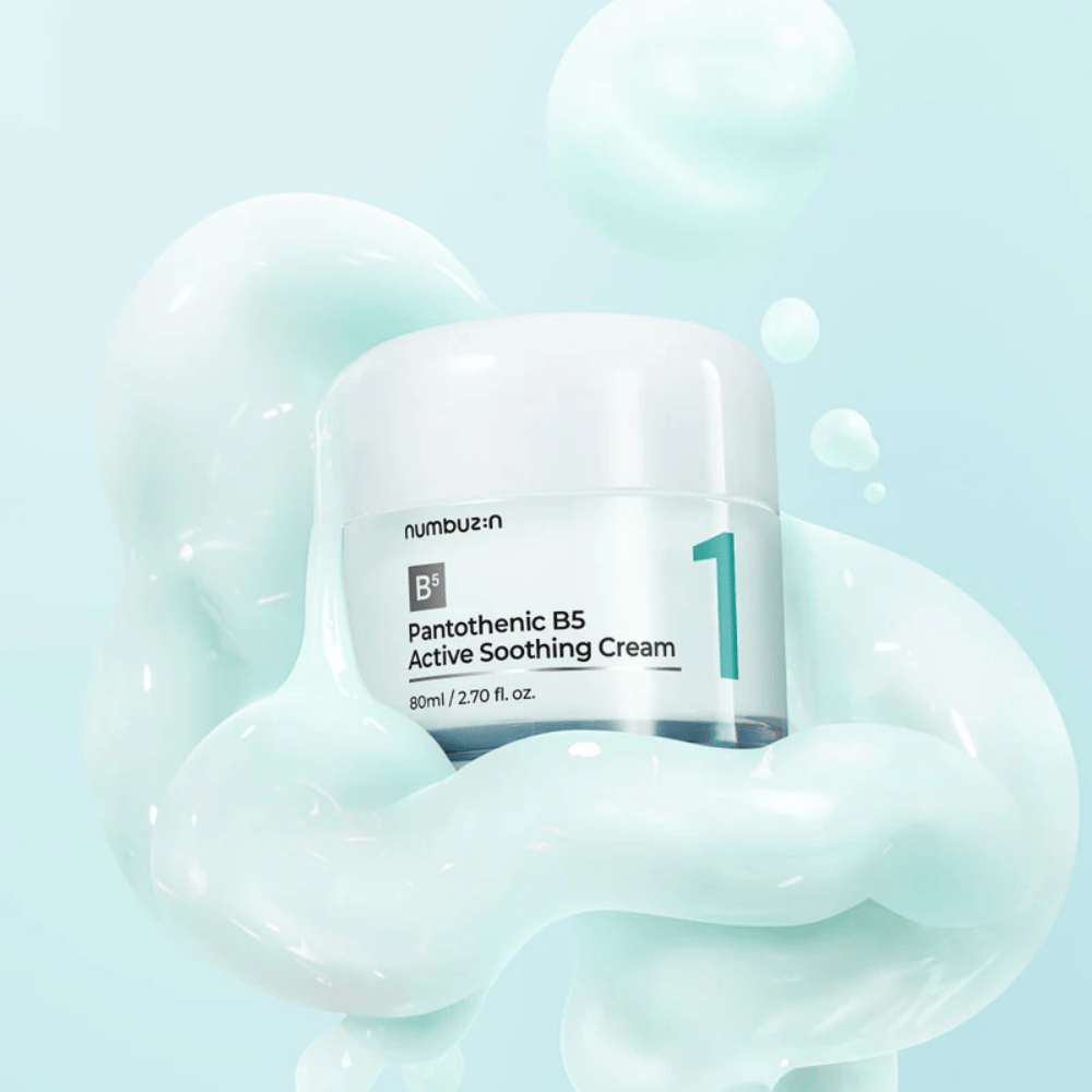 Numbuzin No.1 Pantothenic B5 Active Soothing Cream 80 ml in hellgrünem Behälter mit weißem Deckel, umgeben von sanften Wellen einer hellgrünen cremigen Textur vor einem hellblauen Hintergrund.