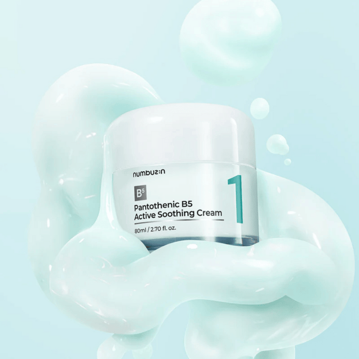 Numbuzin No.1 Pantothenic B5 Active Soothing Cream 80 ml i ljusgrön burk med vit lock, omgiven av mjuka vågor av ljusgrön krämig textur mot ljusblå bakgrund.