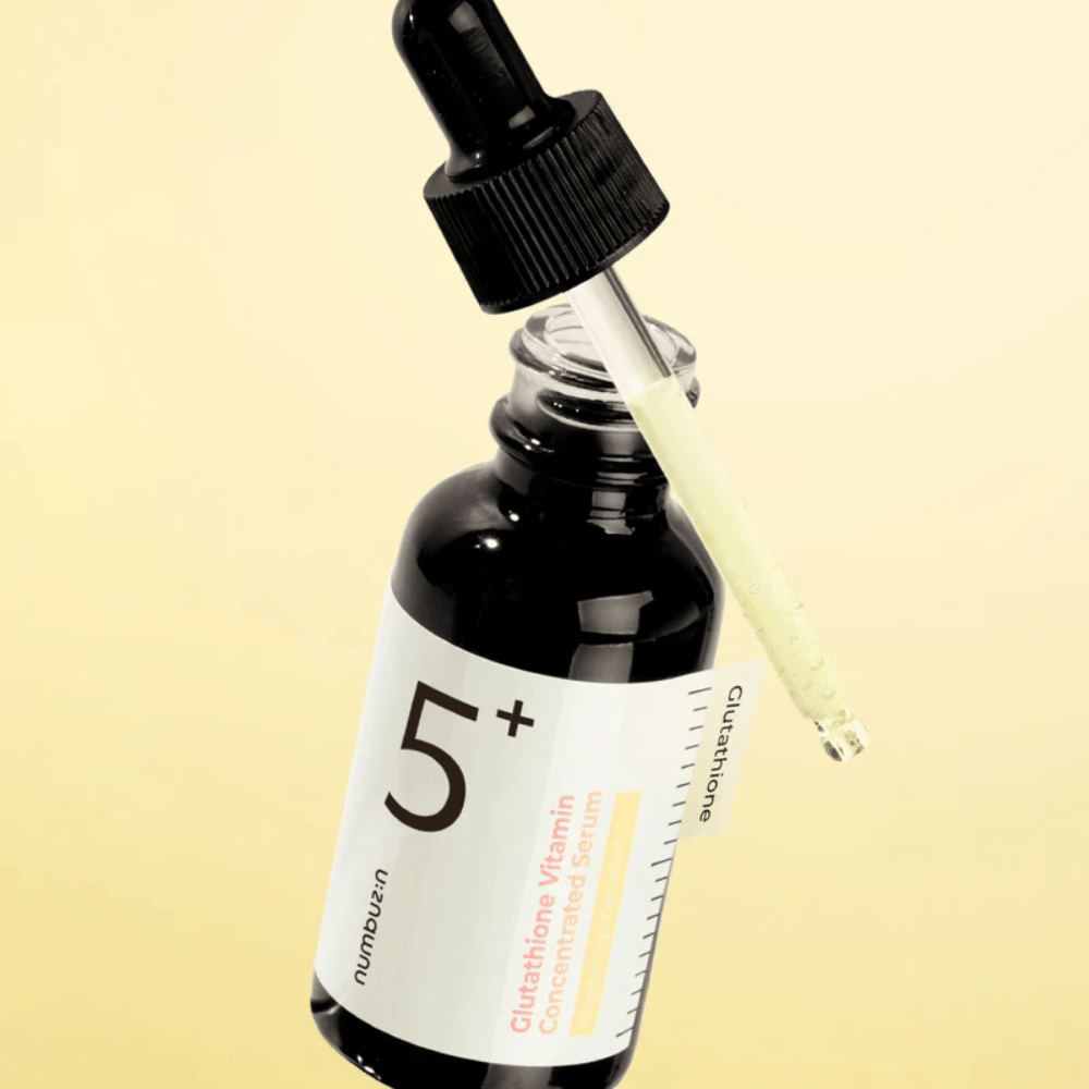 Flasche mit Pipette von Numbuzin No.5+ Glutathione Vitamin Concentrated Serum. Leichte Formel für klarere und strahlendere Haut.