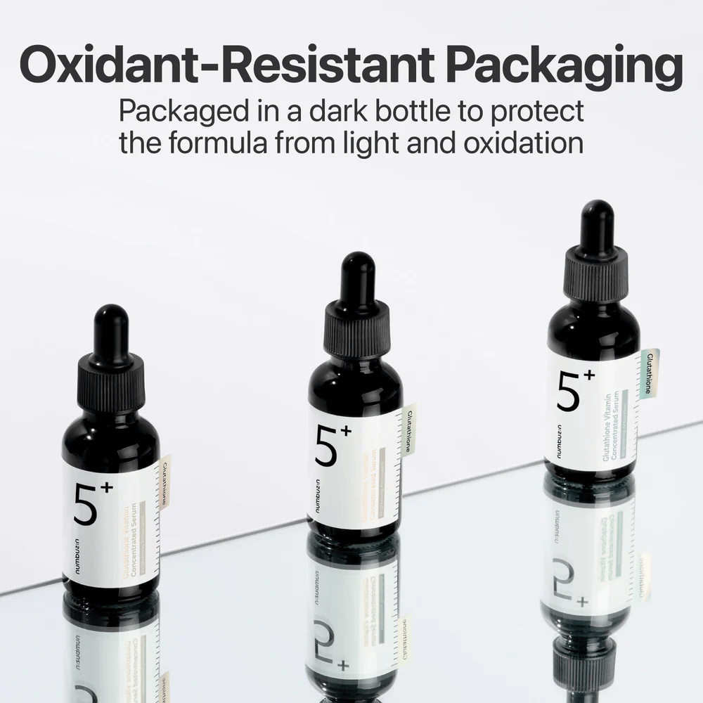Drei Flaschen Numbuzin No.5+ Glutathione Vitamin Concentrated Serum in dunkler Verpackung, die vor Oxidation schützt.