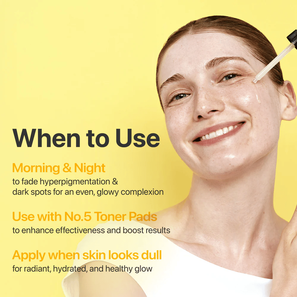 Frau trägt Numbuzin No.5+ Glutathione Vitamin Concentrated Serum auf. Für gleichmäßigeren Hautton und Glow morgens und abends.