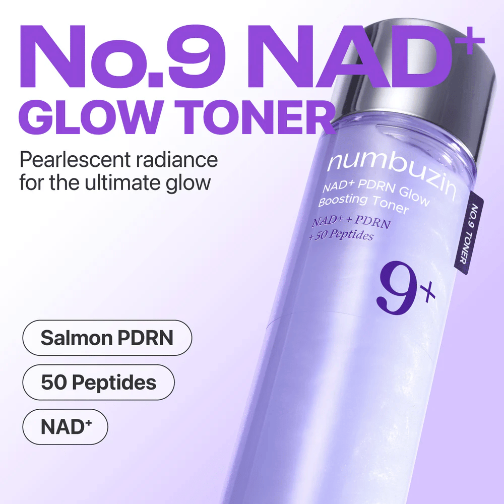 Produktbild av Numbuzin No.9 NAD+ Glow Toner i lila flaska. Text: ”Pearlescent radiance for the ultimate glow” med ingredienser Salmon PDRN, 50 Peptides, NAD+.