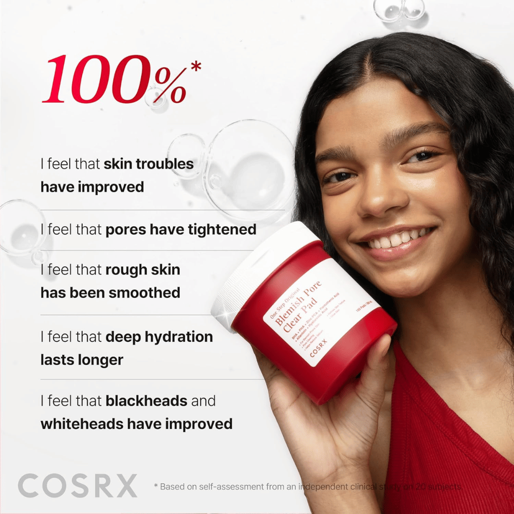 Modell hält COSRX One Step Original Blemish Pore Clear Pad mit Fokus auf verbesserte Hautstruktur, Poren, Feuchtigkeitsversorgung und reduzierte Unreinheiten.