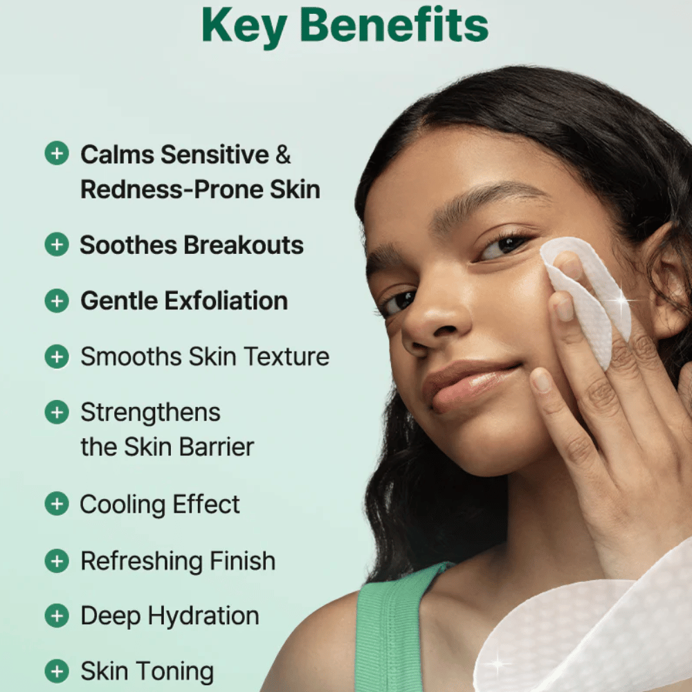 Modell trägt COSRX One Step Original Clear Skin Calming Pad auf, mit Fokus auf beruhigende Wirkung, Exfoliation und Feuchtigkeitsversorgung für empfindliche Haut.