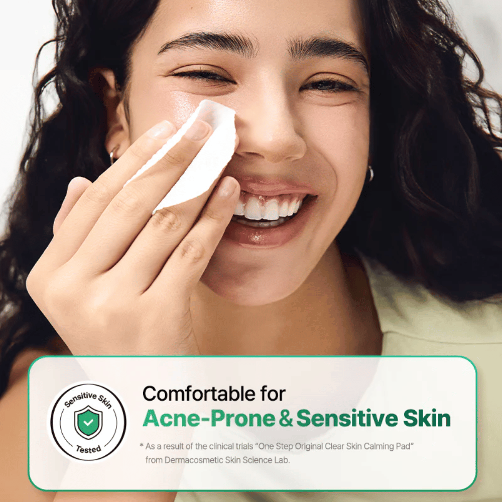 Modell verwendet COSRX One Step Original Clear Skin Calming Pad auf der Haut, mit Fokus auf empfindliche und zu Akne neigende Haut.