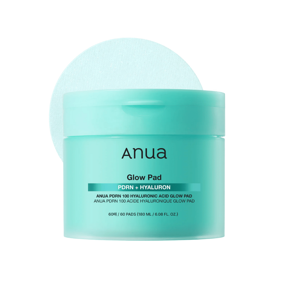 Anua PDRN 100 Hyaluronic Acid Glow Pad in türkisfarbener Verpackung mit angehobener Pad – feuchtigkeitsspendende Toner-Pads für tägliche Feuchtigkeitszufuhr und Glow.