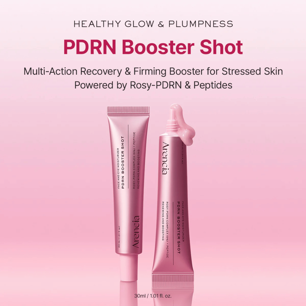 Produktbild von Arencia PDRN Booster Shot im rosa Tubendesign zusammen mit offenem Applikator. Der Fokus liegt auf Glow, prallerer Haut und regenerierender Hautpflege mit PDRN und Peptiden.