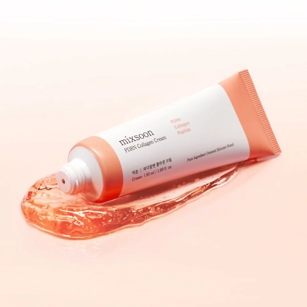 Mixsoon PDRN Collagen Cream auf einem weichen getönten Hintergrund mit transparenter Formel. Das Produkt bietet intensive Feuchtigkeit und verbesserte Hautstruktur.