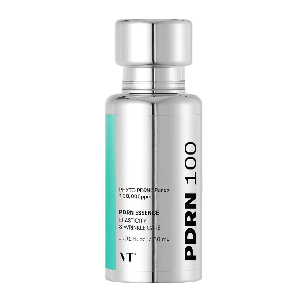 VT PDRN 100 Essence in einer silberfarbenen Flasche mit Text, der den Inhalt angibt: 100.000 ppm PHYTO PDRN® Panax für Elastizität und Faltenpflege. Die Flasche fasst 30 ml und hat ein elegantes, spiegelglänzendes Design.