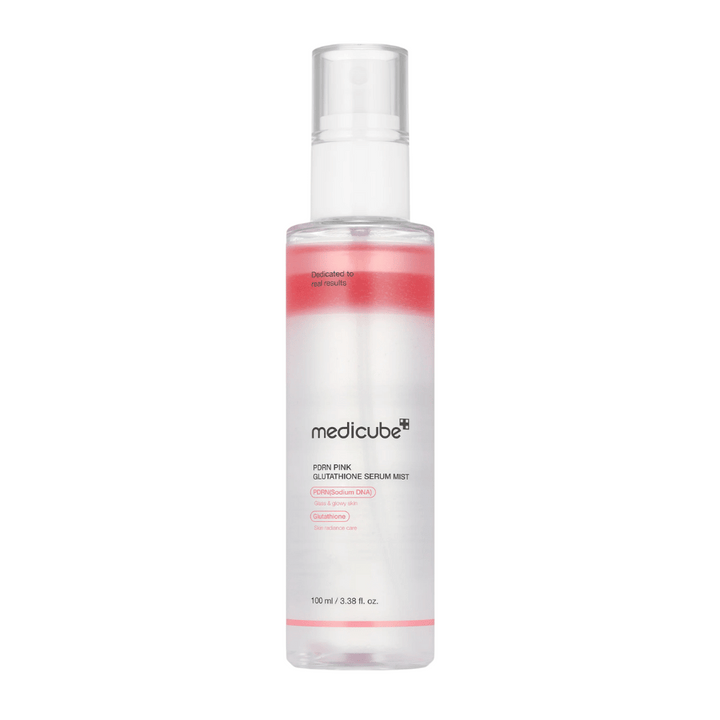 Medicube PDRN Pink Glutathione Serum Mist – ansiktsspray i transparent flaska med rosa lager, designad för lyster, återfuktning och förbättrad hudelasticitet.