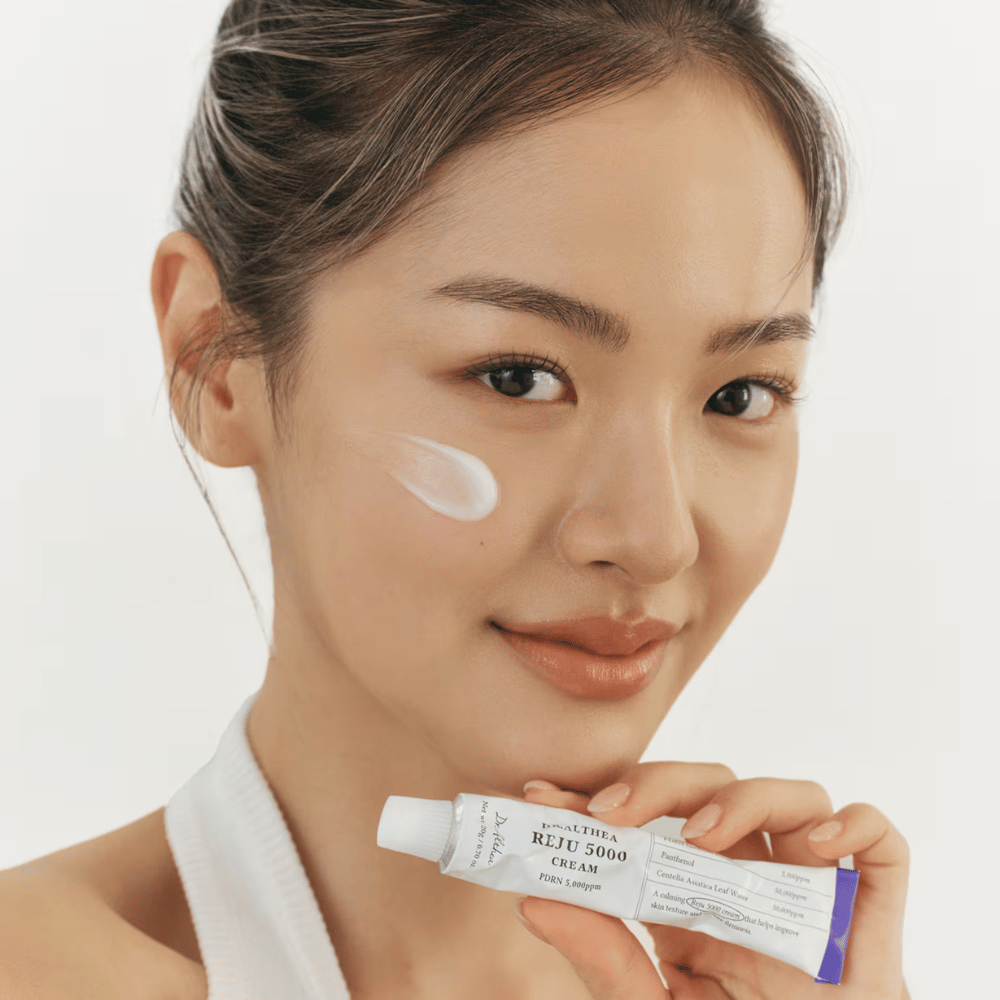 Dr. Althea Reju 5000 Creme PDRN 5000ppm auf die Haut aufgetragen – beruhigende und barriereverstärkende Gesichtscreme für empfindliche Haut