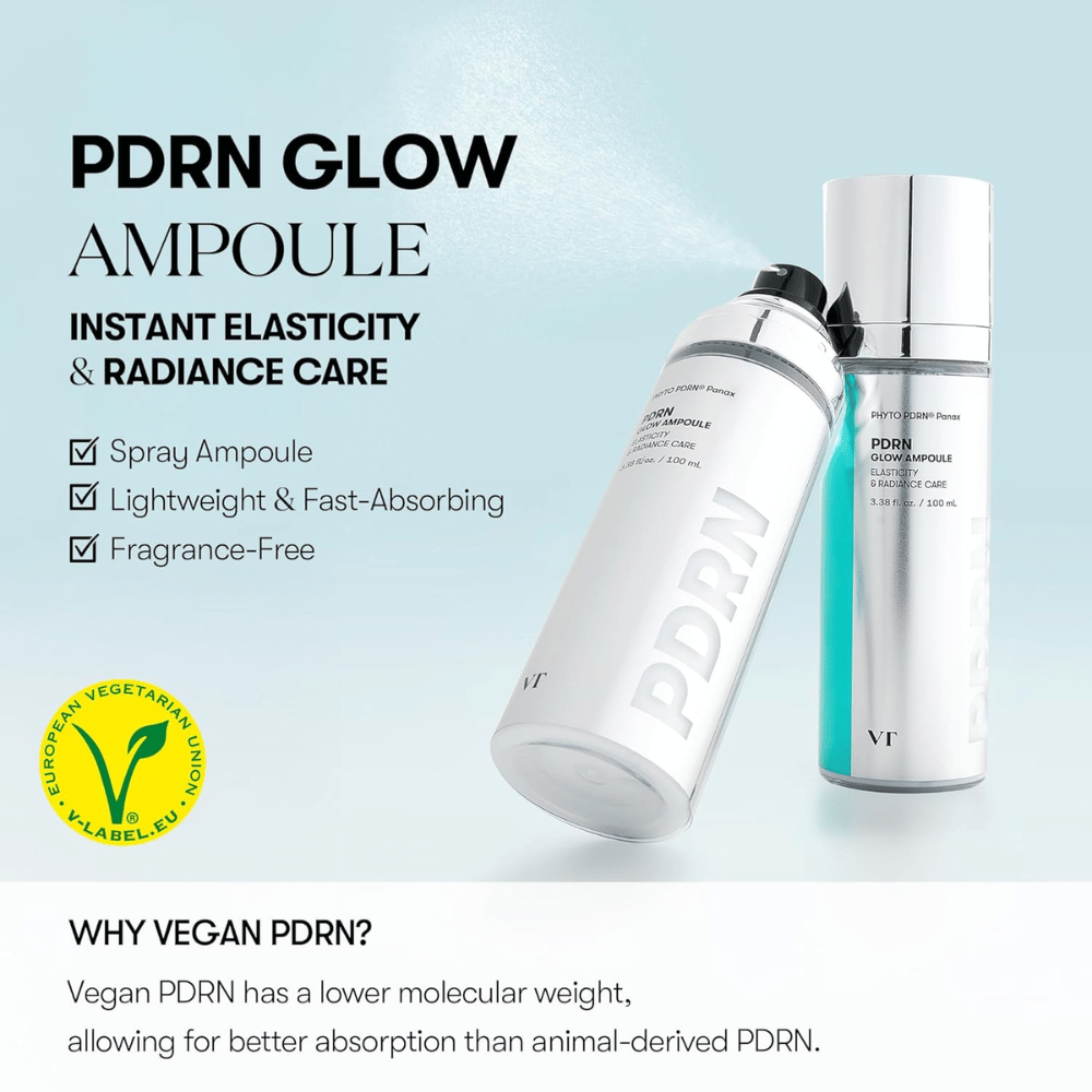 Bild von zwei Flaschen VT PDRN Glow Ampoule, einer Sprühflasche und einer Pumpflasche, mit Informationen darüber, dass das Produkt sofortige Elastizität und Glanz verleiht. Der Text erwähnt, dass das Produkt leicht, schnell absorbierend und duftfrei ist, und dass es vegane PDRN für bessere Absorption enthält. V-Label für vegetarischen Inhalt ist ebenfalls sichtbar.
