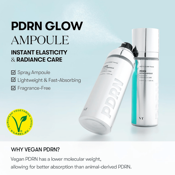 Bild på två flaskor av VT PDRN Glow Ampoule, en sprayflaska och en pumpflaska, med information om att produkten ger omedelbar elasticitet och glöd. Texten nämner att produkten är lätt, snabbt absorberande och doftfri, samt att den innehåller vegan PDRN för bättre absorption. V-label för vegetariskt innehåll syns också.