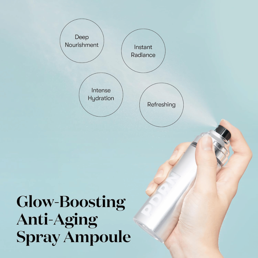 Eine Hand sprüht VT PDRN Glow Ampoule aus einer silberfarbenen Sprühflasche. Umgebender Text beschreibt die Vorteile des Produkts: "Deep Nourishment," "Instant Radiance," "Intense Hydration," und "Refreshing." Das Produkt wird als glanzsteigernde und anti-aging Ampulle vermarktet.