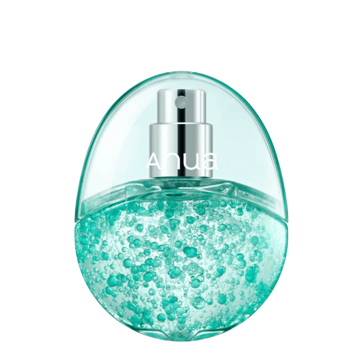 Freigestelltes Produktbild von Anua PDRN Hyaluronic Acid Hydrating Capsule Mist vor hellem Hintergrund. Die eiförmige Flasche hat einen transparenten oberen Teil und einen unteren Teil, der mit türkisfarbenen feuchtigkeitsspendenden Kapseln gefüllt ist, was die einzigartige Formulierung des Produkts und sein Premium-Gefühl hervorhebt.