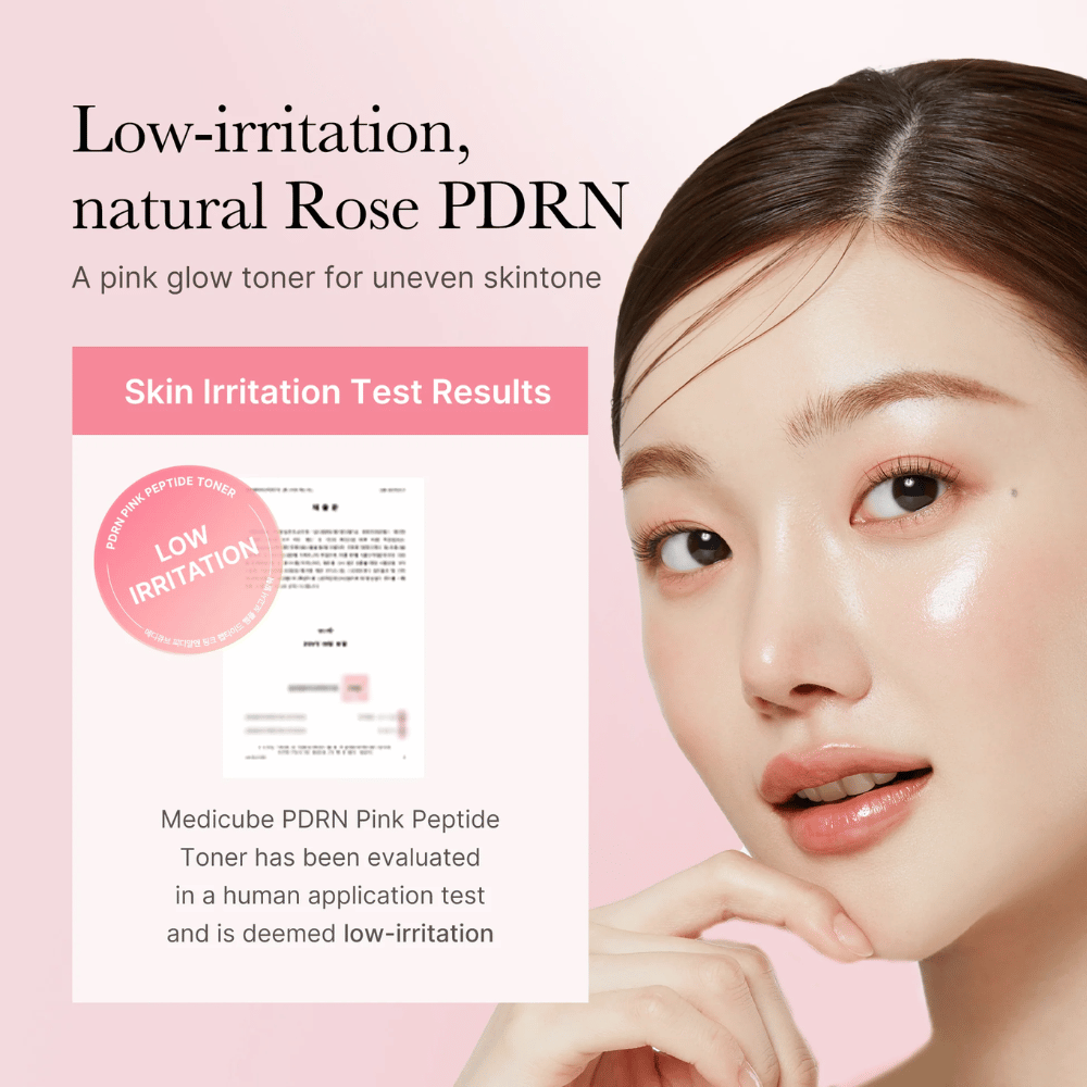 Medicube PDRN Pink Peptide Toner, getestet auf geringe Reizung, zusammen mit einem Modell mit gleichmäßiger und strahlender Haut gezeigt.