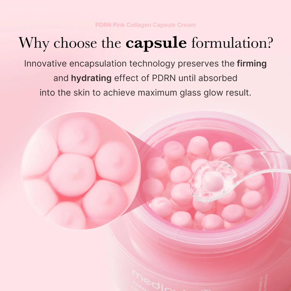 Nahaufnahme von rosa Kapseln in Medicube PDRN Pink Collagen Capsule Cream, mit Löffel und Vergrößerung, die die Verkapselungstechnik für Feuchtigkeit und Spannkraft zeigt.