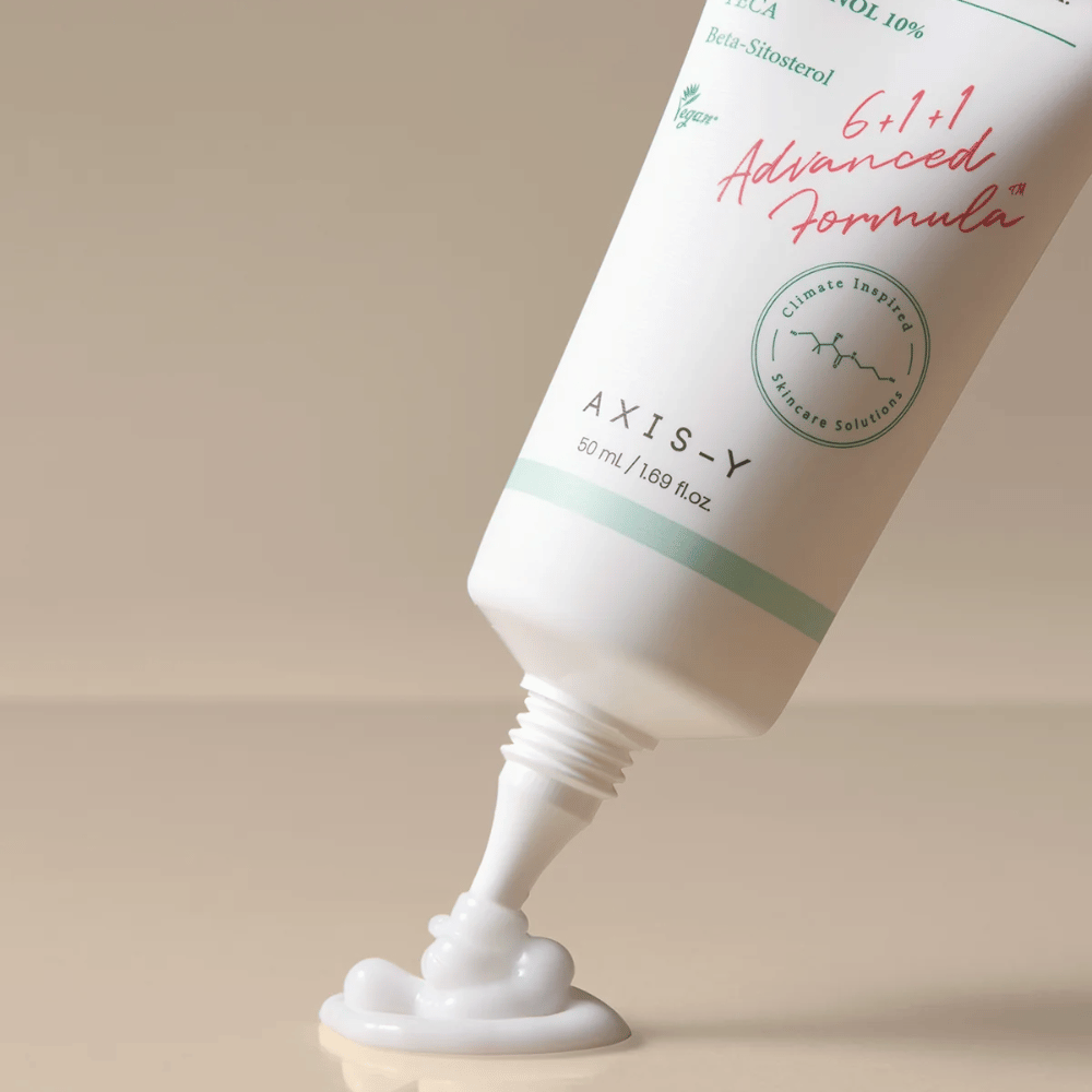 AXIS-Y Panthenol 10 Skin Smoothing Shield Cream wird aus der Tube gedrückt