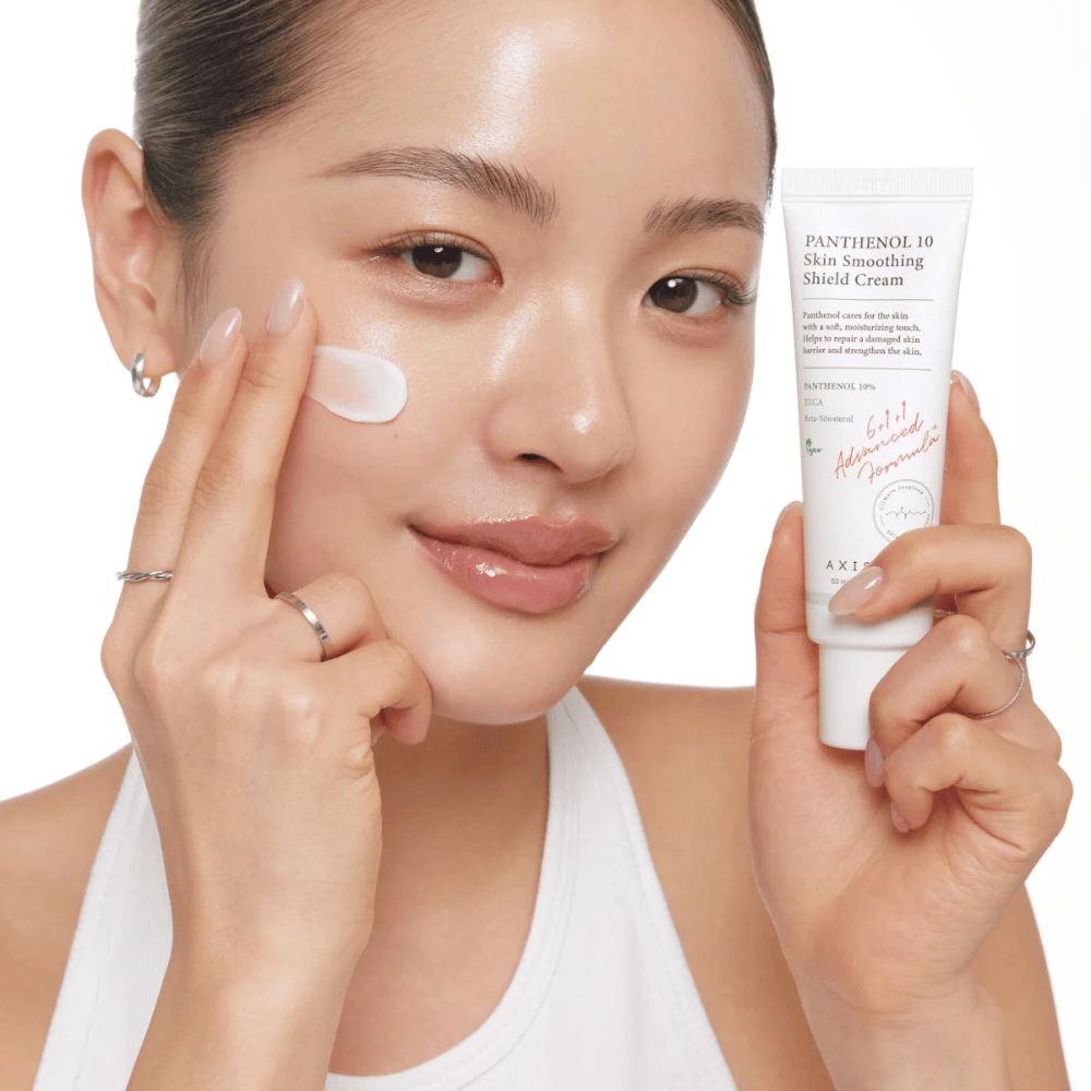 AXIS-Y Panthenol 10 Skin Smoothing Shield Cream wird auf die Haut aufgetragen, um die Hautbarriere zu stärken