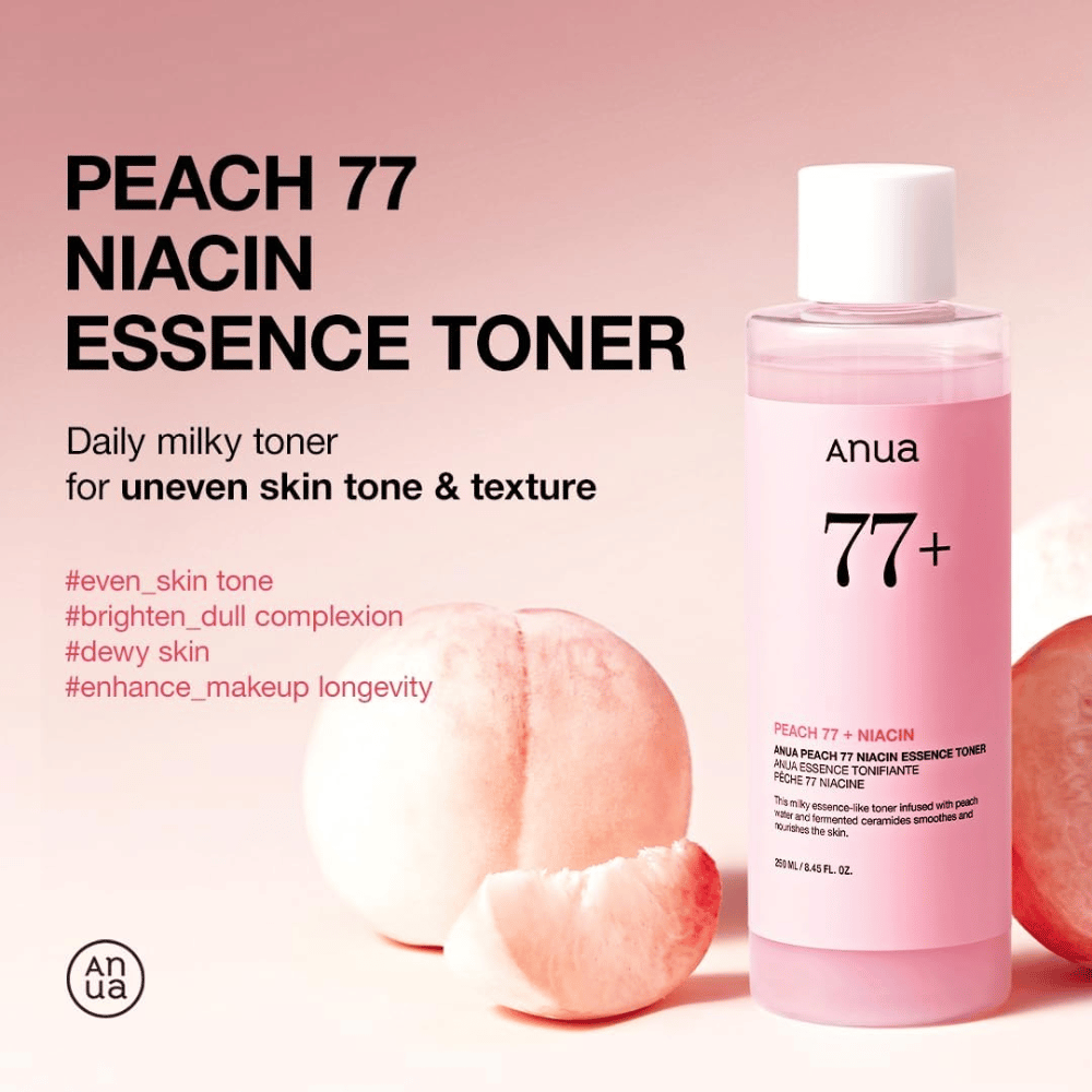 Anua Peach 77 Niacin Essence Toner in rosa Flasche neben Pfirsichen, mit Text, der die Vorteile für ungleichmäßigen Hautton, Strahlkraft und verbesserte Make-up-Haltbarkeit hervorhebt.