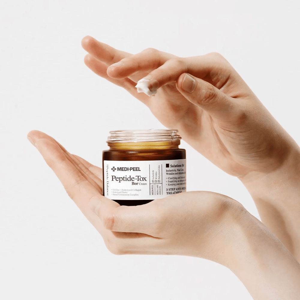 Anwendung von MEDI-PEEL Peptide-Tox Bor Cream – Koreanische Gesichtscreme mit Peptiden, die die Hautelastizität verbessern, tiefenwirksame Feuchtigkeit spenden und helfen, Falten zu reduzieren.