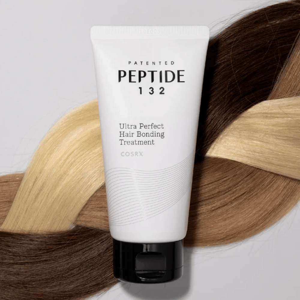COSRX Peptide 132 Ultra Perfect Hair Bonding Treatment platziert gegen geflochtenes Haar in verschiedenen Nuancen – symbolisiert reparierende und stärkende Wirkung.