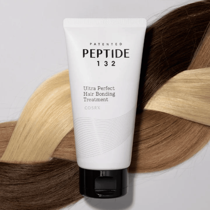 COSRX Peptide 132 Ultra Perfect Hair Bonding Treatment placerad mot flätat hår i olika nyanser – symboliserar reparerande och stärkande effekt.