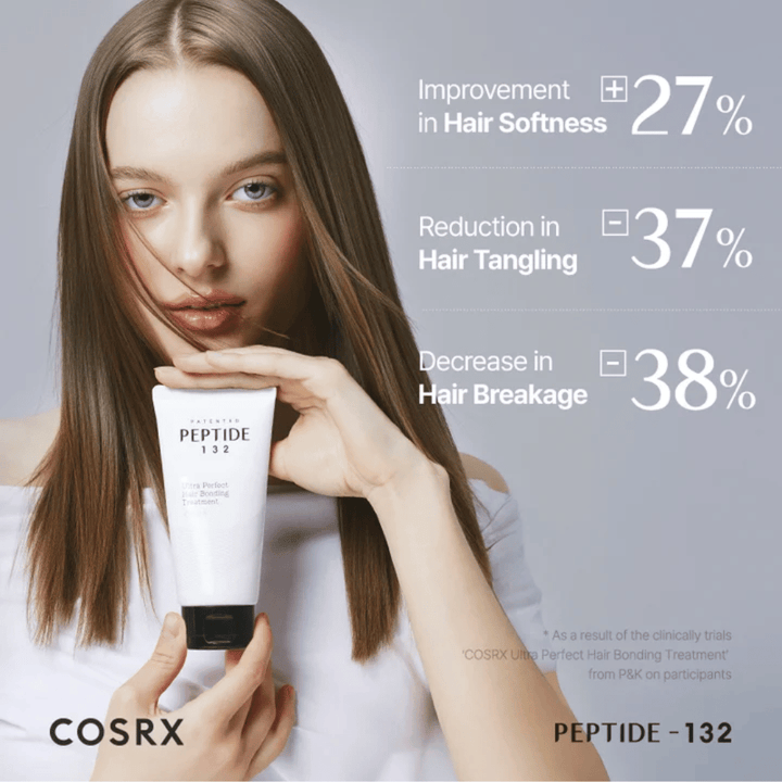 Kvinna håller COSRX Peptide 132 Treatment – visar kliniska resultat med minskat hårbrott och ökad mjukhet.