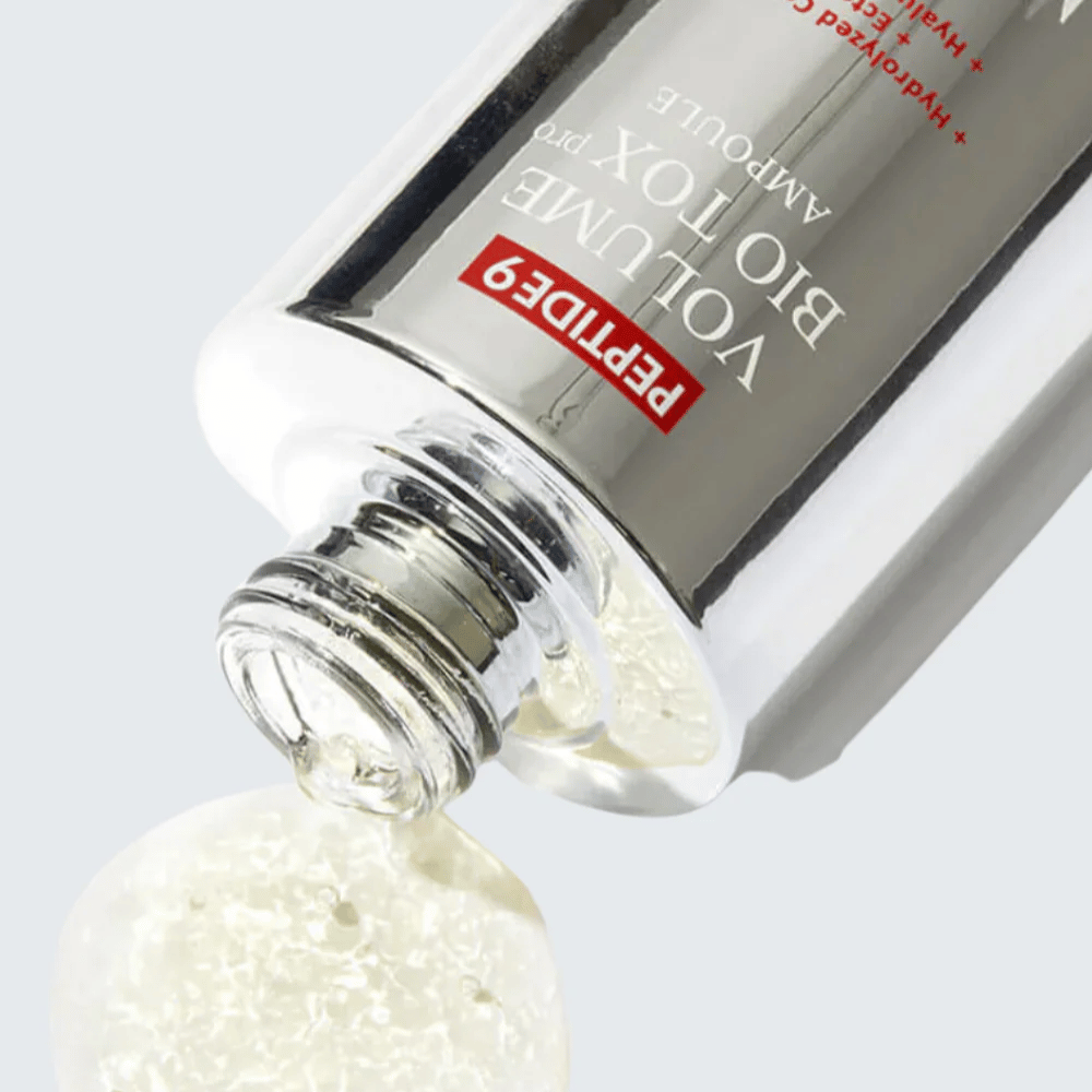 Nahaufnahme von MEDI-PEEL Peptide 9 Volume Bio Tox Pro Ampoule, die ausgegossen wird. Die klare Formel mit Kollagen, Ectoin und Hyaluronsäure spendet tiefe Feuchtigkeit.