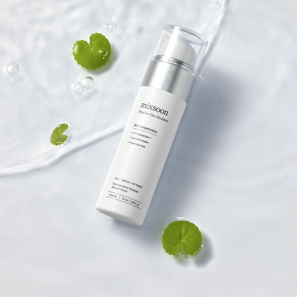 Mixsoon Peptide Cica Hyalshot – feuchtigkeitsspendendes Serum mit Peptiden, Centella und Hyaluronsäure. Beruhigende Formel für empfindliche Haut, in einer eleganten weißen Flasche vor einer Wasseroberfläche mit grünen Blättern.