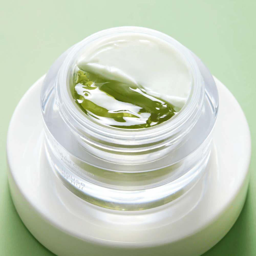 Matcha-Gesichtscreme mit Gel und Creme im selben Tiegel, die die Haut beruhigt, Feuchtigkeit spendet und das Gleichgewicht sowie die Ausstrahlung der Haut verbessert