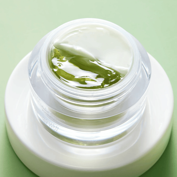 Matcha-Gesichtscreme mit Gel und Creme im selben Tiegel, die die Haut beruhigt, Feuchtigkeit spendet und das Gleichgewicht sowie die Ausstrahlung der Haut verbessert