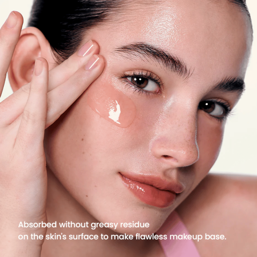 Modell trägt Biodance Collagen Peptide Serum auf – glattere Haut und perfekte Basis unter Make-up.