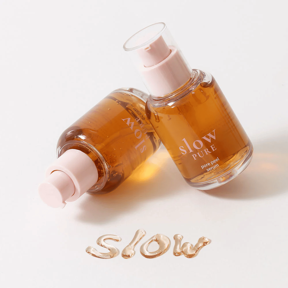 Zwei Flaschen Slow Pure Pore Peel Serum mit Pumpe, Text auf der Oberfläche im Serum geschrieben: "Slow".