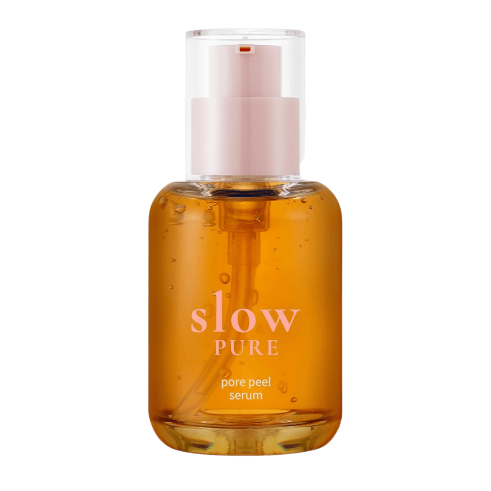 Slow Pure Pore Peel Serum in Glasflasche mit Pumpe, gefüllt mit exfolierendem bernsteinfarbenem Serum.