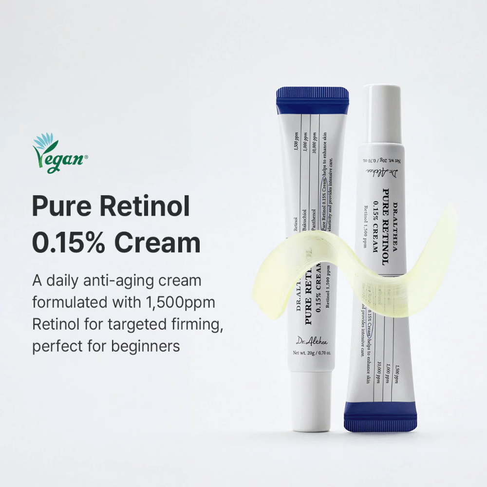 Marketingbild, das Dr. Althea Pure Retinol 0.15% Cream als tägliche Retinolcreme für Anfänger präsentiert. Das Produkt wird zusammen mit einer geschwungenen Cremetextur gezeigt, die die leichte und weiche Formulierung hervorhebt.