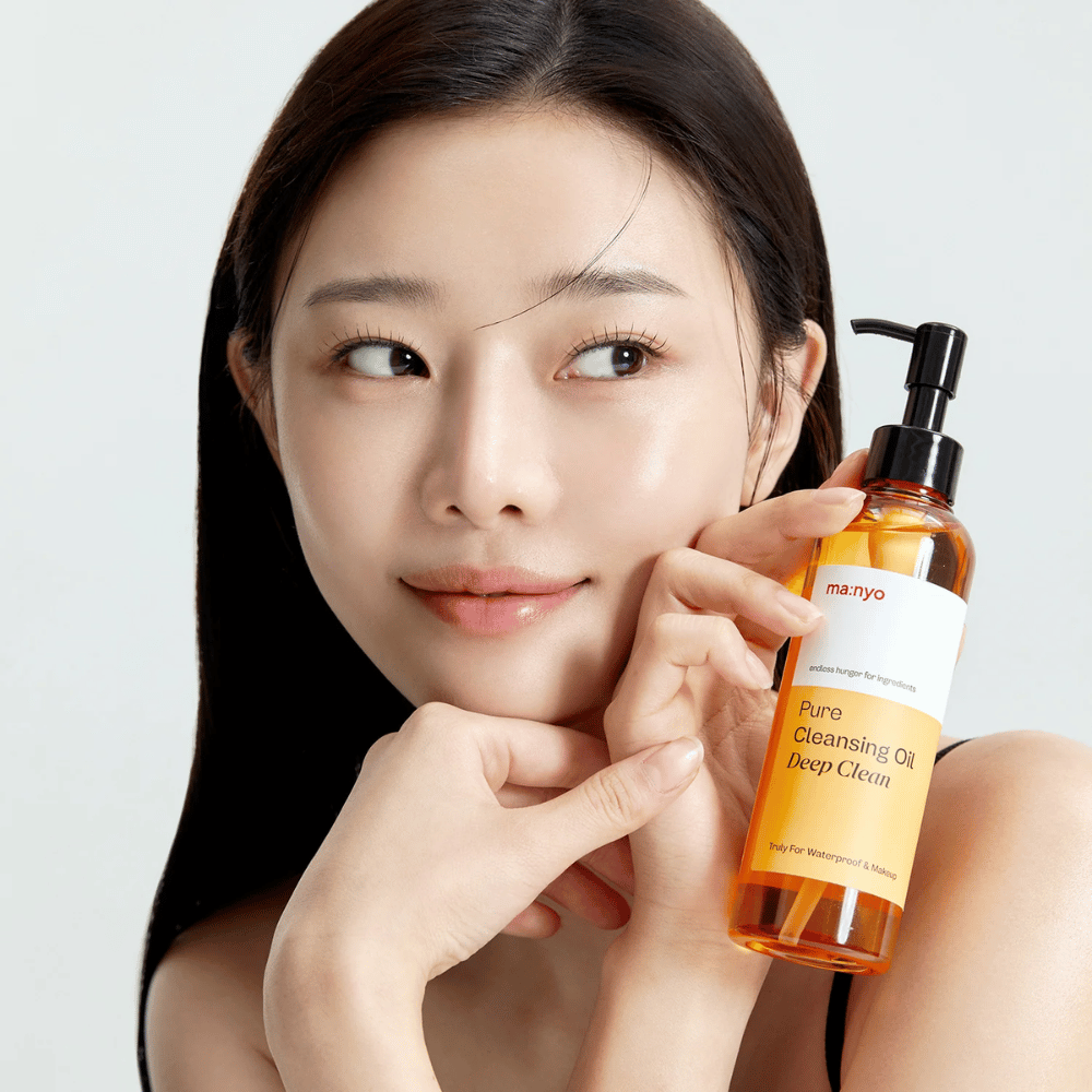 ma:nyo Pure Cleansing Oil Deep Clean – Tiefenreinigendes Öl, das wasserfestes Make-up und Schmutz effektiv auflöst, ohne die Haut auszutrocknen.