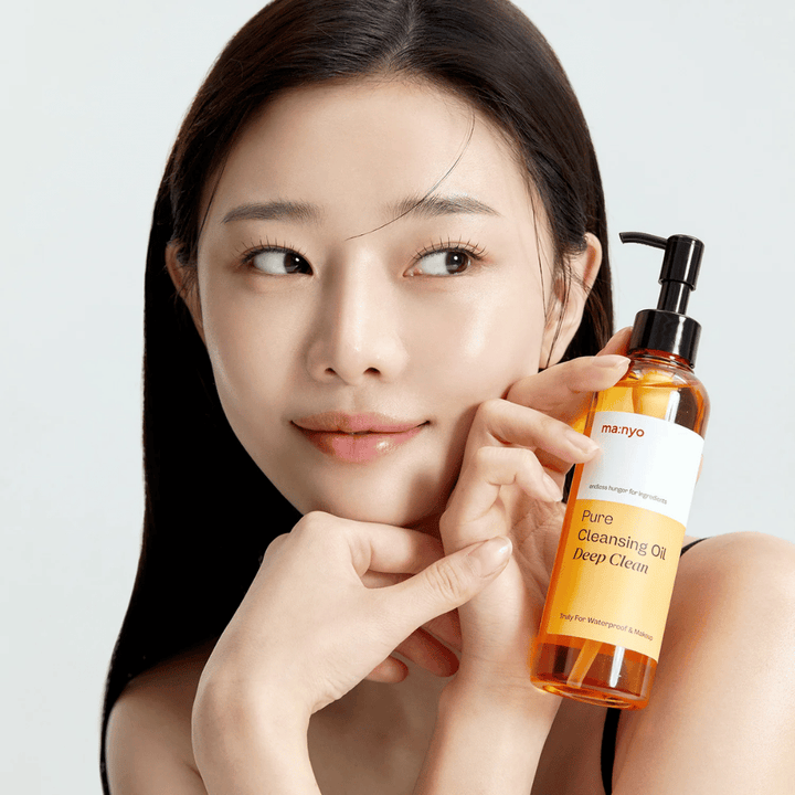ma:nyo Pure Cleansing Oil Deep Clean – Tiefenreinigendes Öl, das wasserfestes Make-up und Schmutz effektiv auflöst, ohne die Haut auszutrocknen.