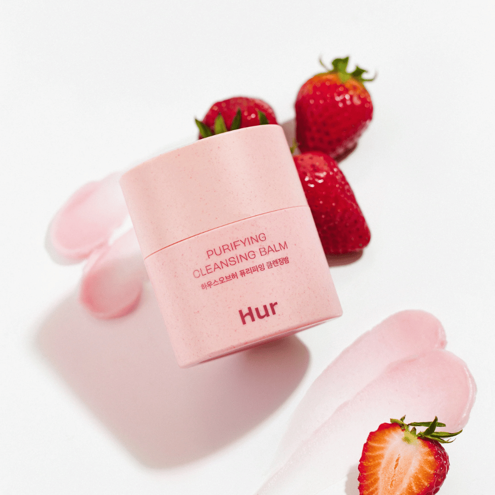 Wie Purifying Cleansing Balm mit frischen Erdbeeren platziert. Reinigender Balsam, der eine glatte Haut verleiht und für die tägliche Gesichtsreinigung geeignet ist.