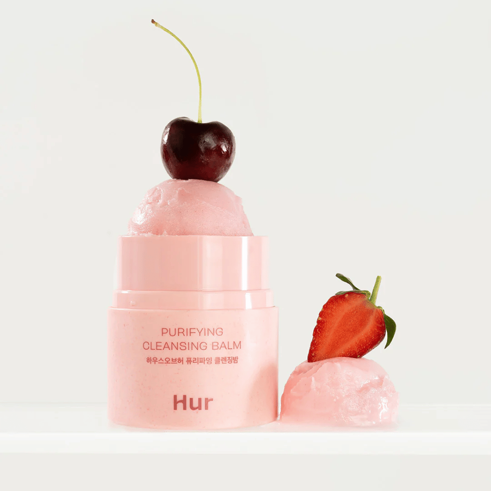 Offener Wie Purifying Cleansing Balm mit sorbetartiger Textur, dekoriert mit Kirsche und Erdbeere. Fruchtinspirierter Reinigungsbalsam mit weichmachenden und reinigenden Eigenschaften.