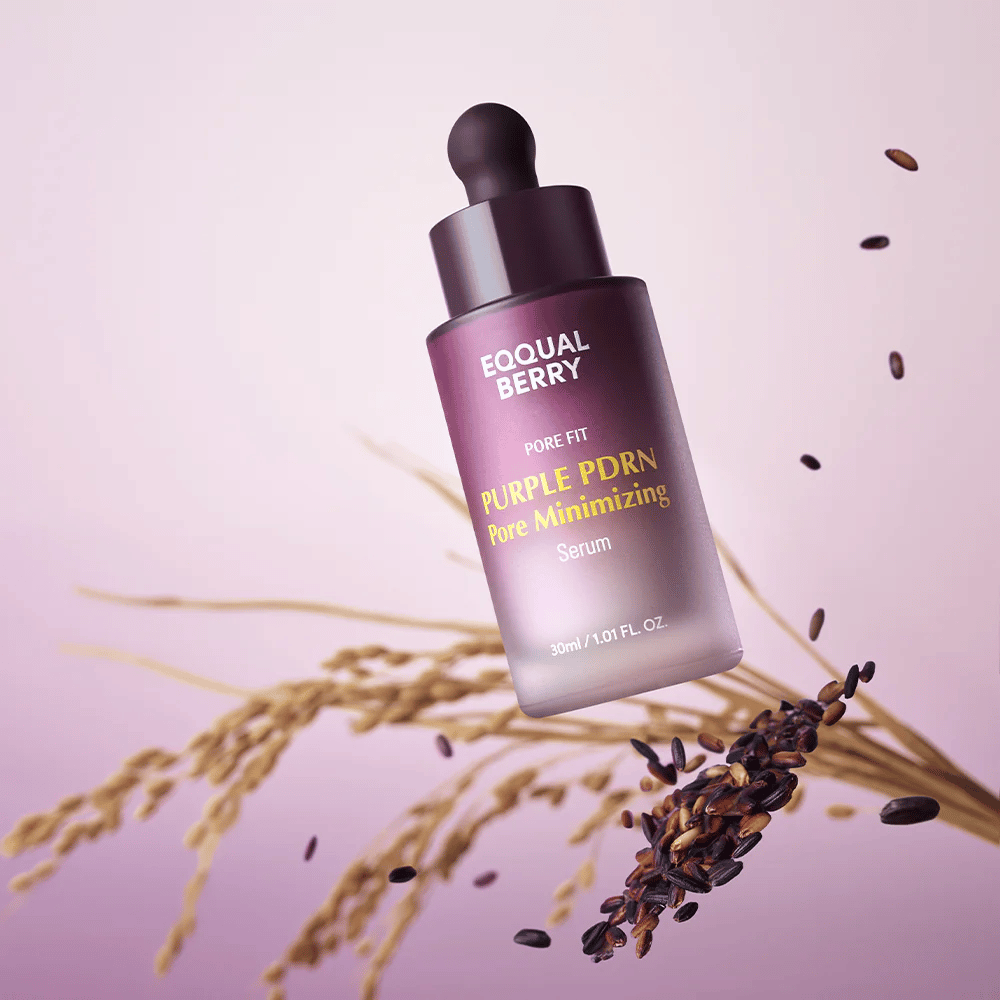 Flasche mit Equal Berry Purple PDRN Pore Minimizing Serum schwebt vor lila Hintergrund, umgeben von schwarzen Reiskörnern und Reishalmen.