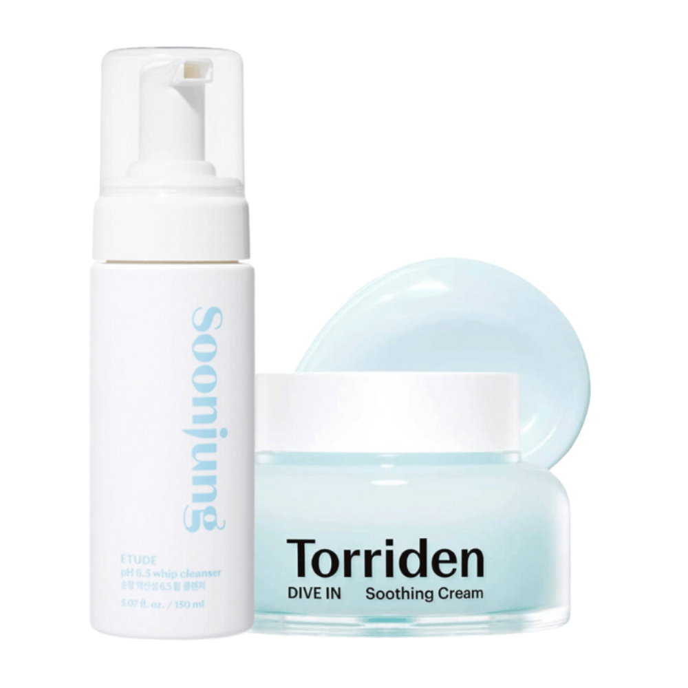 Hautpflegeset enthält eine weiße Flasche mit einer Pumpe, gekennzeichnet mit "Soonjung", und ein Glas mit hellblauem Inhalt, gekennzeichnet mit "Torriden Dive In Soothing Cream". Die Flasche hat 150 ml und ein sauberes, minimalistisches Design. Das Glas ist durchsichtig und zeigt eine beruhigende, hellblaue Creme.