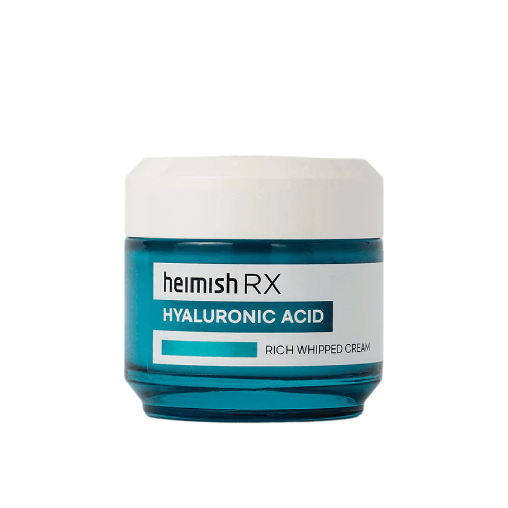 Heimish RX Hyaluronic Acid Rich Whipped Cream in einem stilvollen blauen Glasgefäß mit weißem Deckel. Eine nährstoffreiche Gesichtscreme mit Hyaluronsäure für intensive Feuchtigkeit und weiche, pralle Haut.