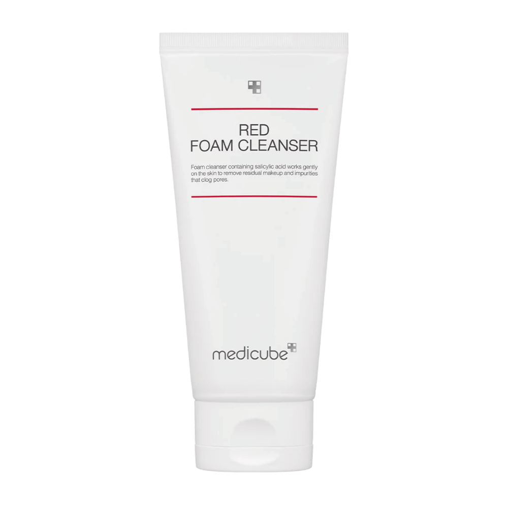 Produktbild von Medicube Red Foam Cleanser in einer weißen Tube mit roten Linien und schwarzem Text, aufrecht stehend vor einem weißen Hintergrund.
