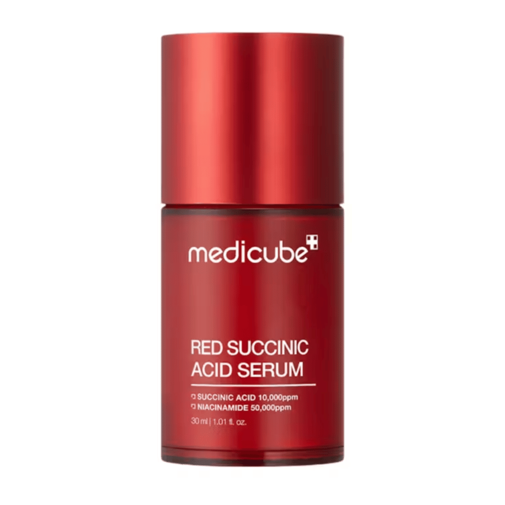 Medicube Red Succinic Acid Serum in eleganter roter Flasche mit Text, der den Gehalt von Bernsteinsäure 10.000 ppm und Niacinamid 50.000 ppm angibt, 30 ml. Entwickelt für zu Akne neigende Haut und Pigmentpflege.
